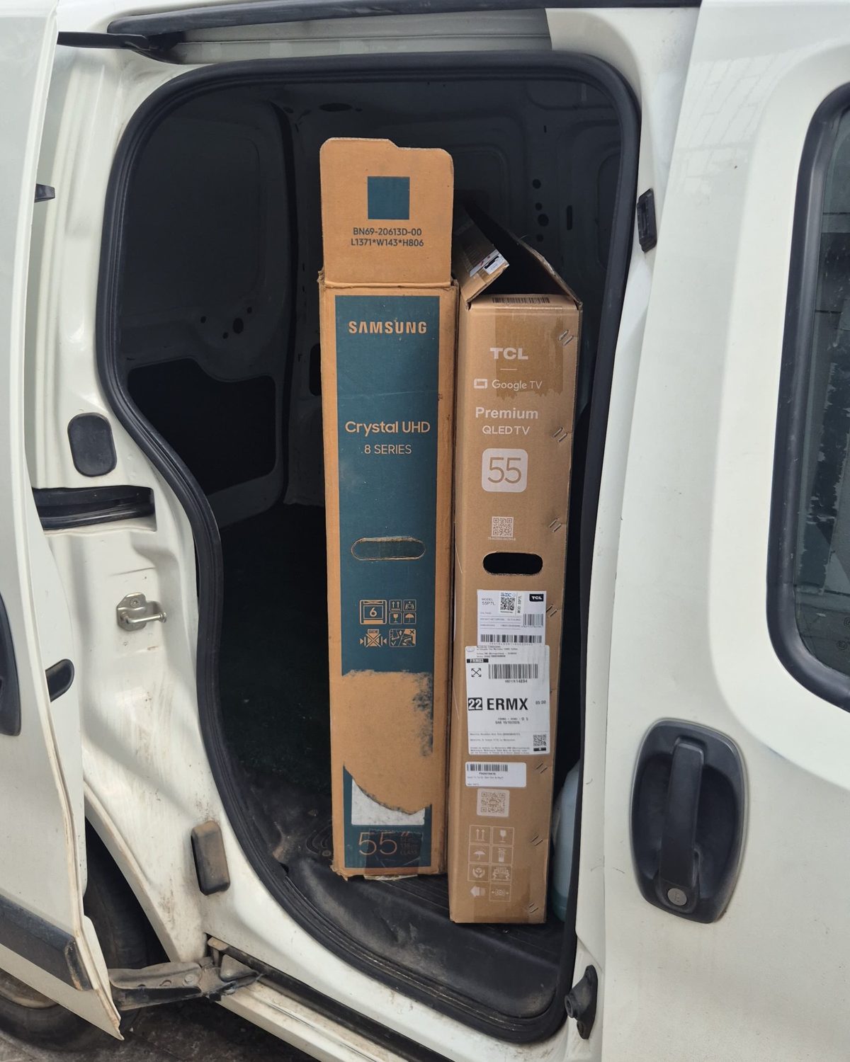 Televisores en sus cajas listos para entrega en el furgón de Labtronic