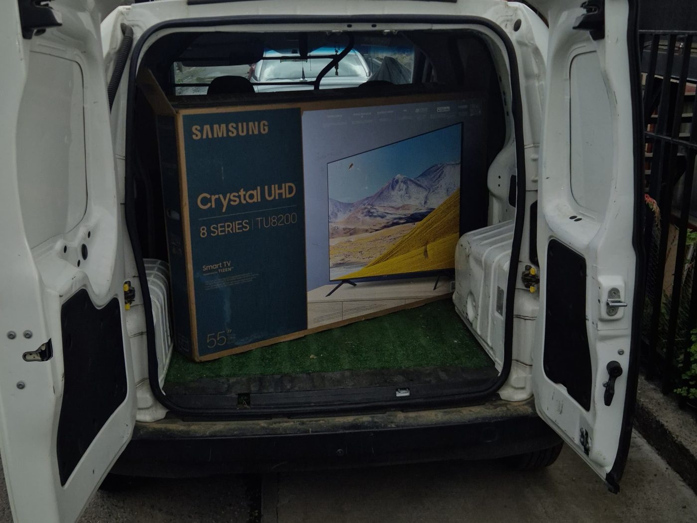 Furgón de Labtronic retirando un televisor en Santiago